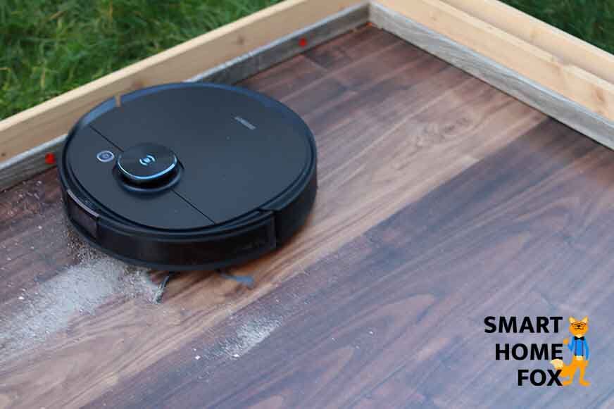 Der Ecovacs Deebot T9 AIVI reinigt Sand auf einem Hartboden